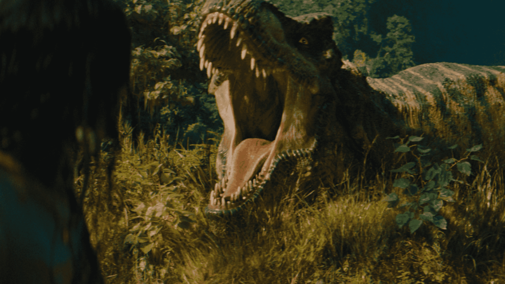 Szenenbild aus dem Kinofilm Jurassic World: Die Wiedergeburt_T-Rex