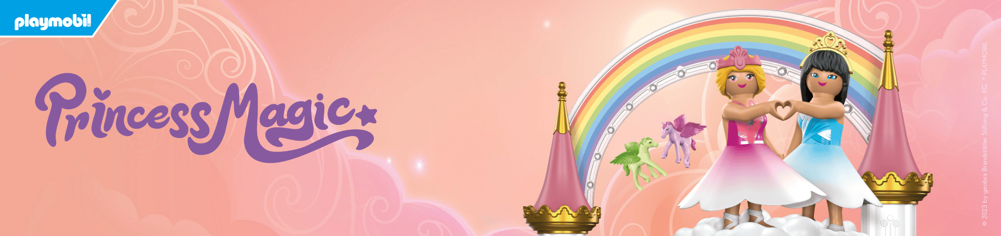 Hier sieht man ein Banner mit den Logos von Playmobil und Princess Magic. Auf dem Banner ist das Playmobil Wolkenschloss und die Prinzessinnen Talissia und Mirella abgebildet, die ein Herz mit ihren Händen formen.