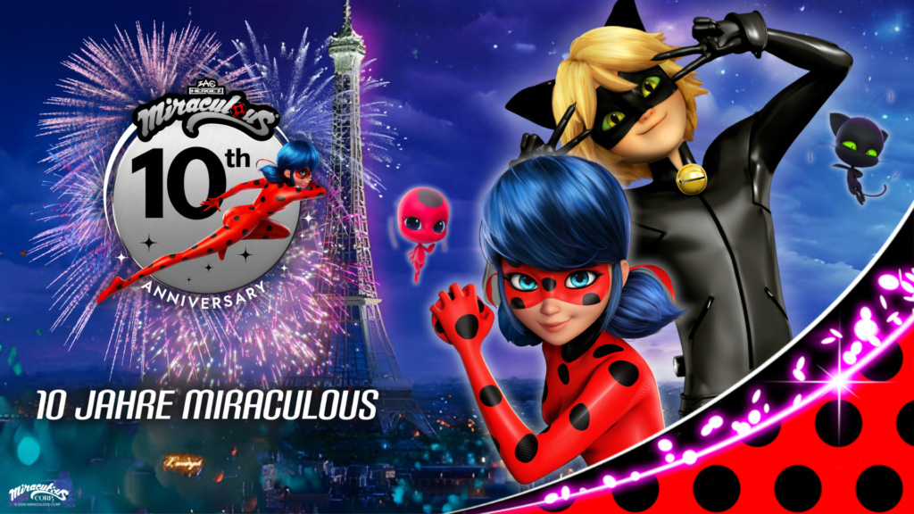 Banner zum 10-jährigen Jubiläum. Man sieht die beiden Hauptcharaktere aus Miraculous vor dem Eiffelturm bei Nacht und einem Feuerwerk.