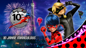 Banner zum 10-jährigen Jubiläum. Man sieht die beiden Hauptcharaktere aus Miraculous vor dem Eiffelturm bei Nacht und einem Feuerwerk.