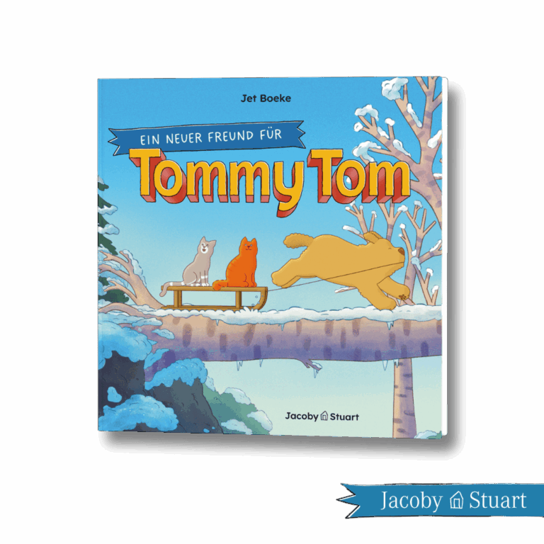 Abbildung zum Buch "Ein neuer Freund für Tommy Tom". Zu sehen sind die zwei Katzen Mauzi Maus und Tommy Tom und ein Hund der einen Schlitten zieht, auf dem die beiden sitzen. Sie fahren über einen umgekippten Baumstamm. Das Buch erscheint im Verlag Jacoby Stuart.