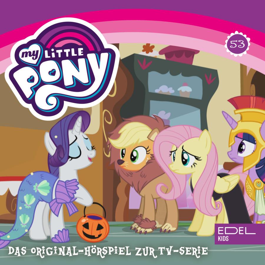 Cover des Hörspiels „My Little Pony Folge 53: Gruselige Fluttershy / Raritys Ermittlungen“ mit Fluttershy, Applejack im Löwenkostüm und Twilight Sparkle im Römerhelm, die überrascht auf die verkleidete Rarity blicken.