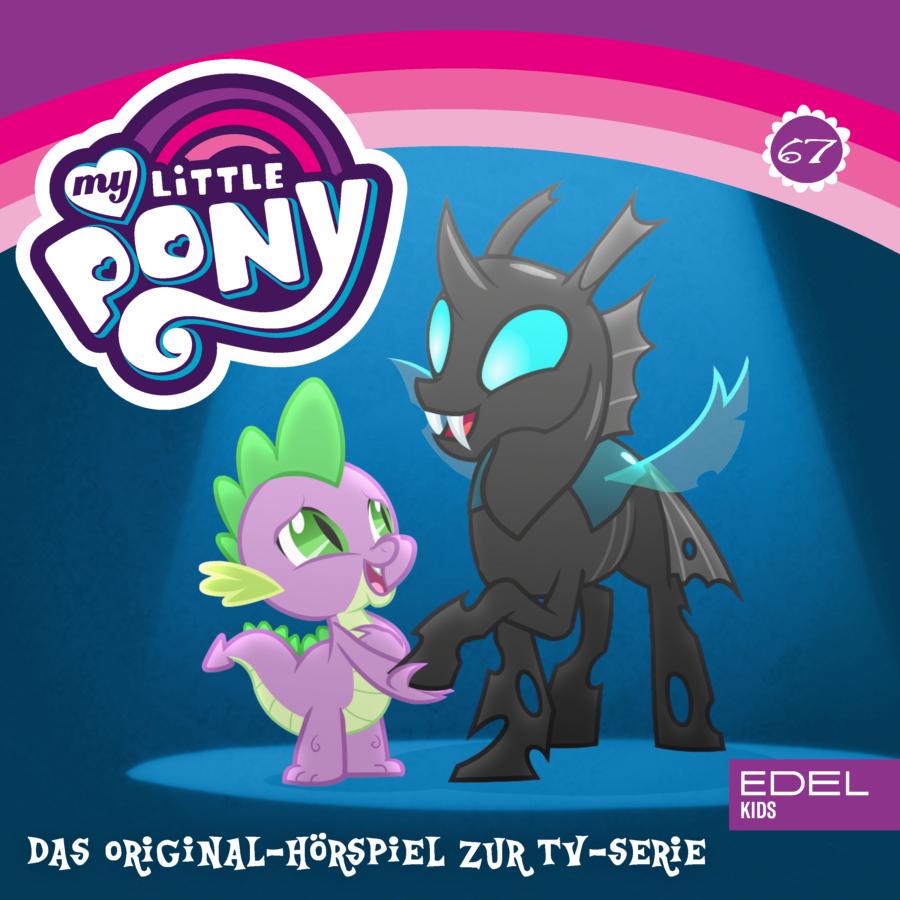 Cover des Hörspiels „My Little Pony Folge 67: Spike und das Wechselpony / Männerabend“ mit Drache Spike, der sich lächelnd zu dem dunklen Wechselpony Thorax umdreht, das ihm eine Huf reicht.