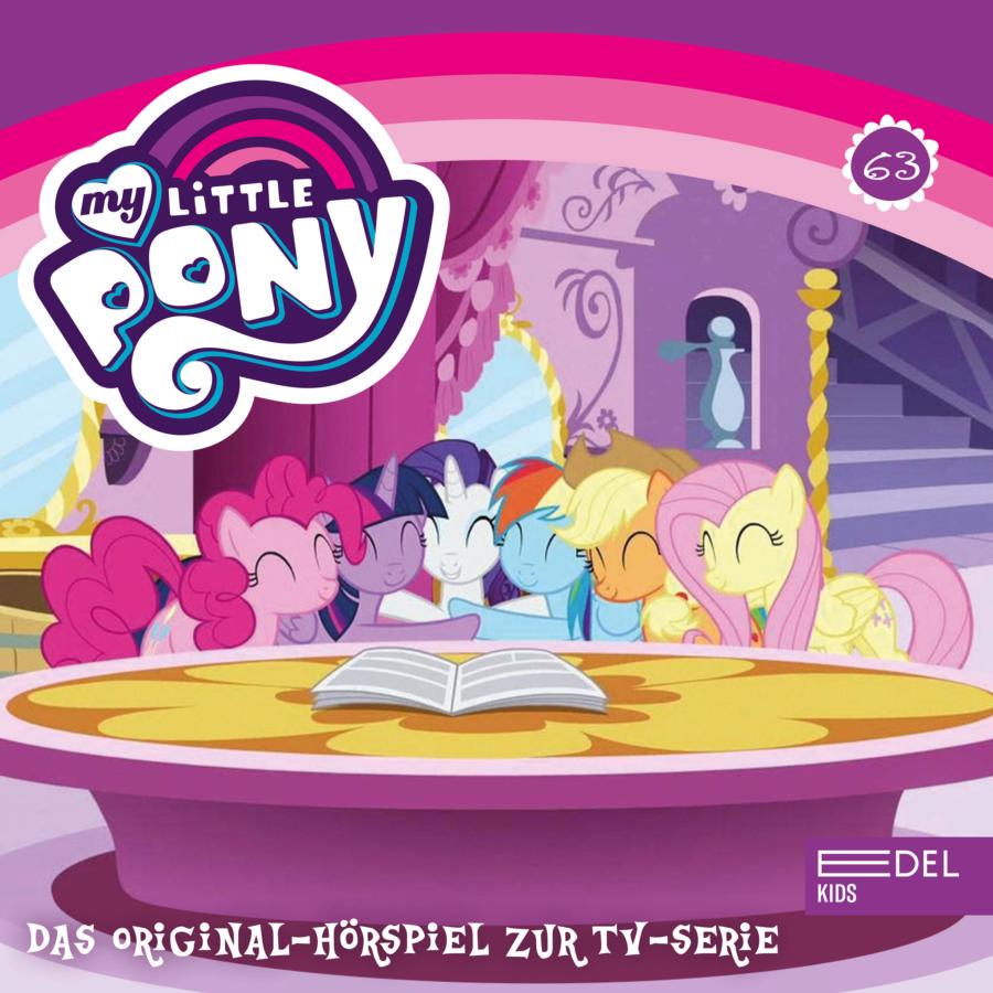 Cover des Hörspiels „My Little Pony Folge 63: Ein Greif mit Schönheitsfleck / Rarity für Euch“ mit Pinkie Pie, Twilight Sparkle, Rarity, Rainbow Dash, Applejack und Fluttershy, die nebeneinander hinter einem runden Tisch mit einem geöffneten Buch stehen und die Köpfe zueinander neigen.