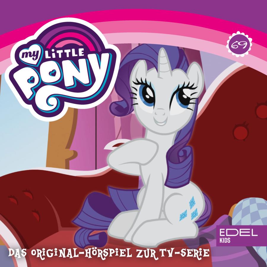 Cover des Hörspiels „My Little Pony Folge 69: Eine schwierige Freundschaftslektion / Meine Geschichte, deine Geschichte“ mit Rarity, die auf einem roten Sofa sitzt und lächelnd nach vorne blickt.